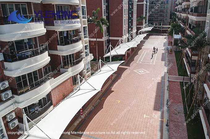 Toldo de sombra y lluvia con estructura de membrana para el pasillo cubierto de una residencia estudiantil en un colegio de Zhongshan